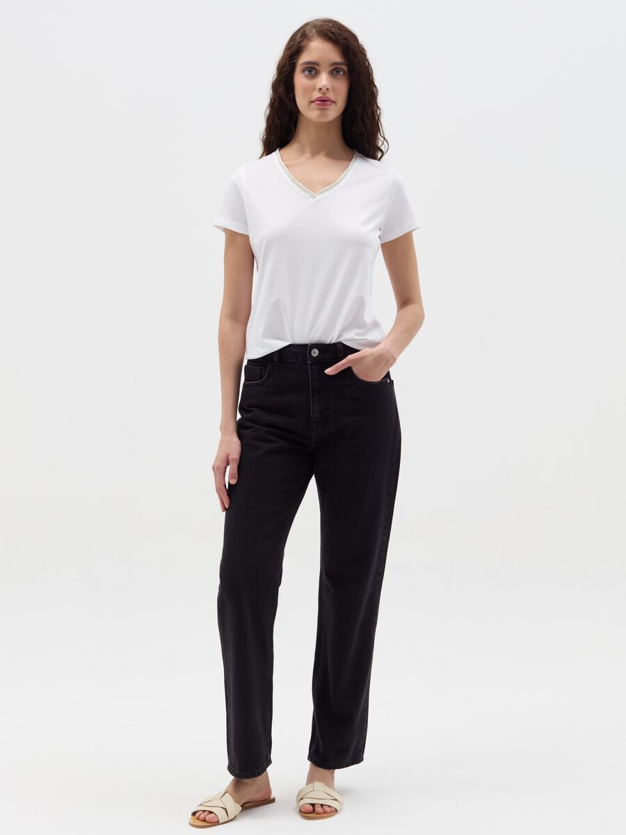 T-shirt with V neck and application_1