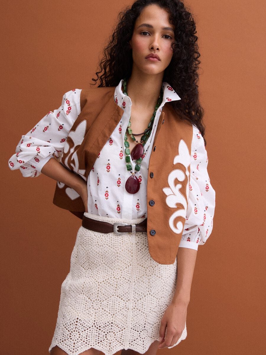 Gilet marrone in misto lino e lyocell con ricami applicati_2