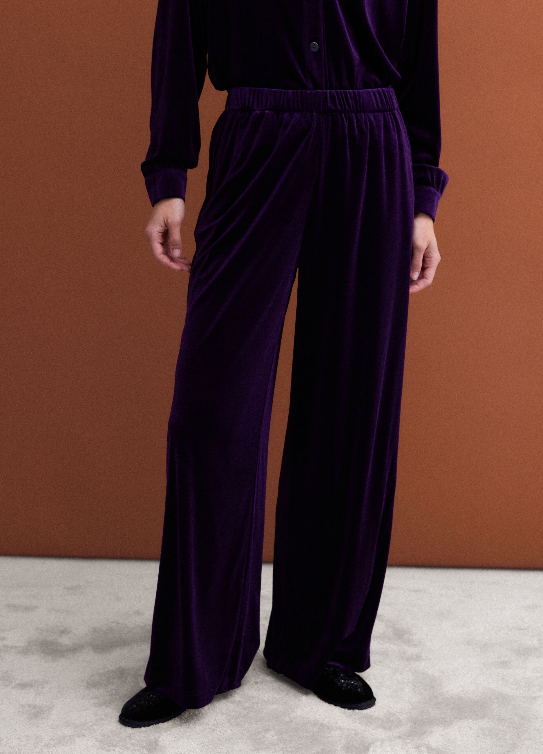 Pantaloni viola wide leg in tessuto elasticizzato effetto velluto