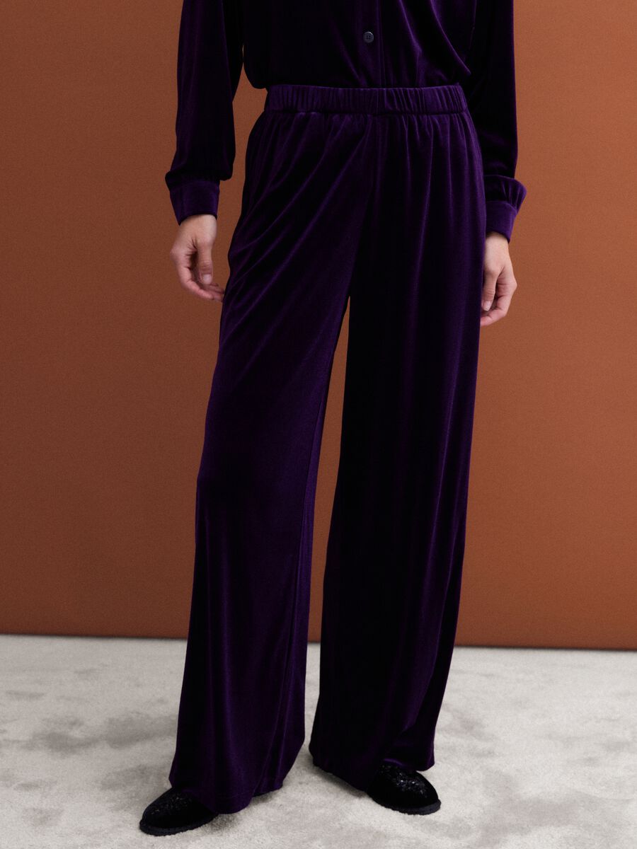 Pantaloni viola wide leg in tessuto elasticizzato effetto velluto_1