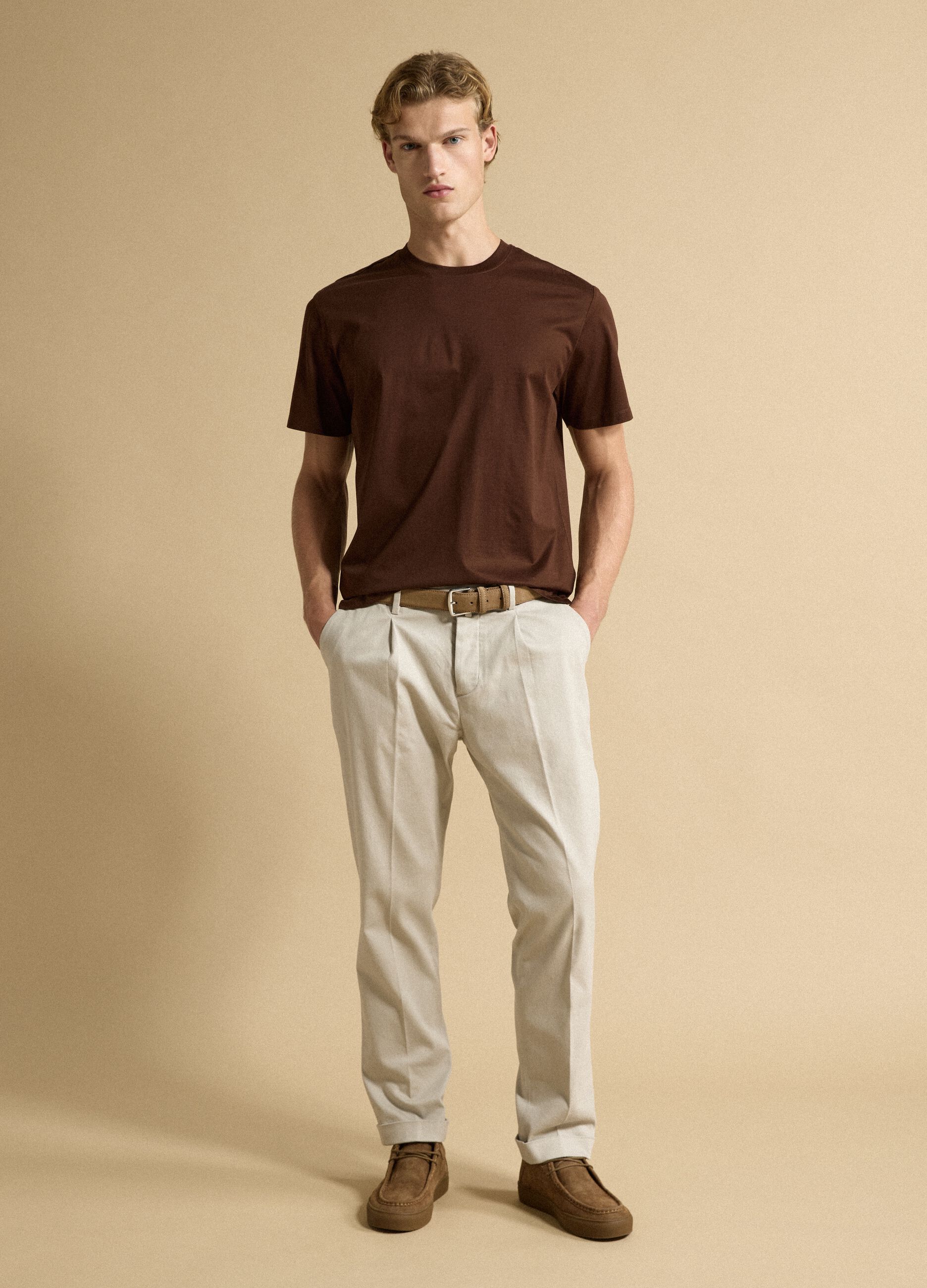 T-shirt marrone in jersey di puro cotone con girocollo relaxed fit