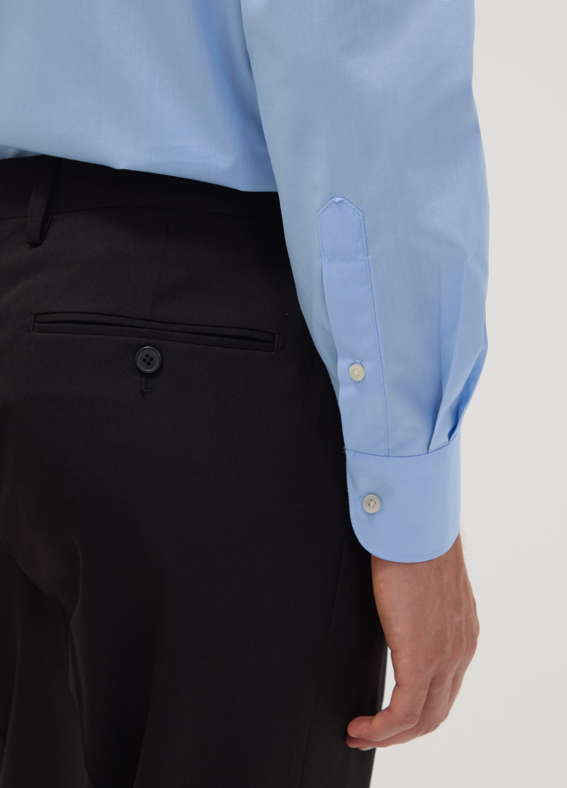 Light blue regular-fit shirt with classic collar, easy-iron