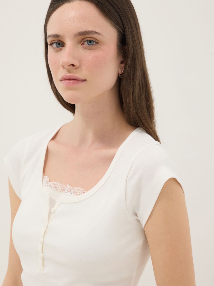 T-shirt in misto cotone bianca regular fit con dettagli in pizzo_3