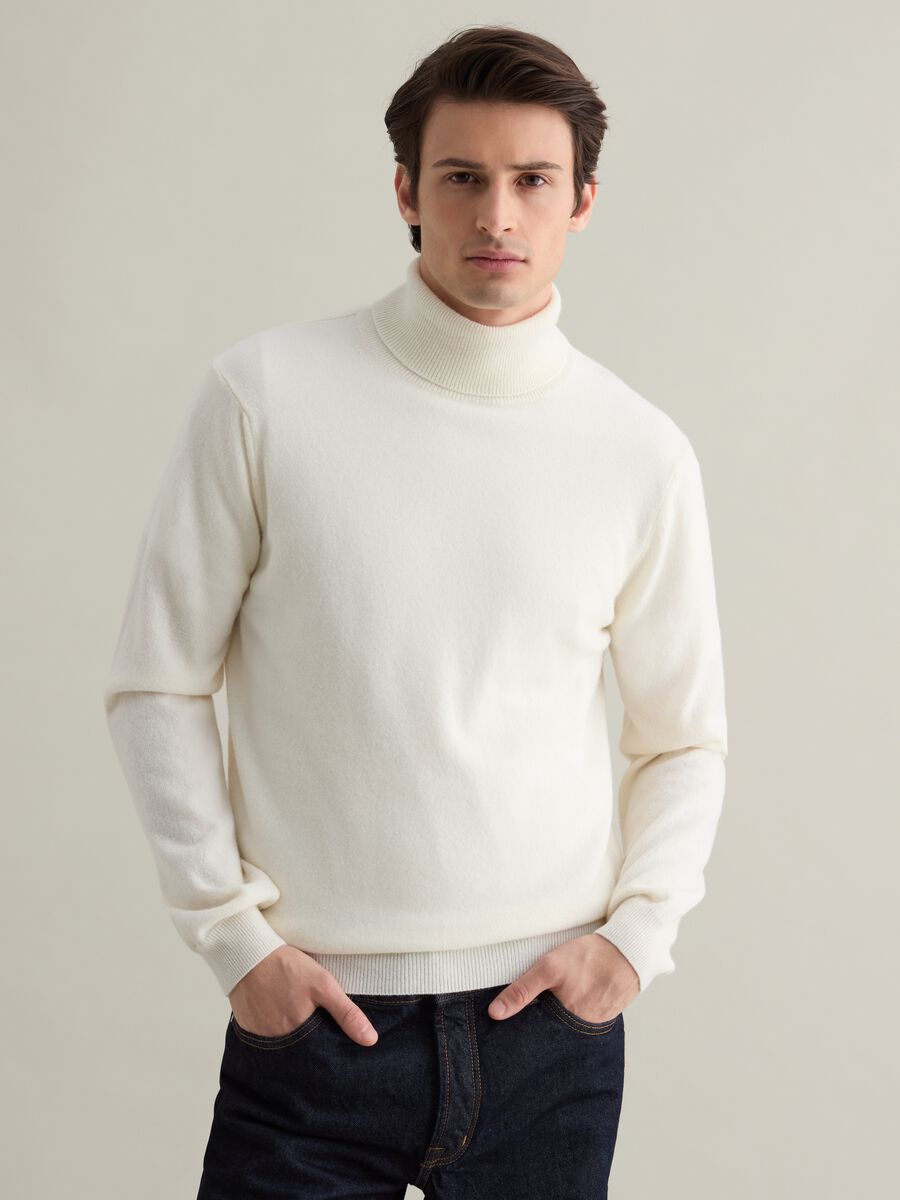Lambswool pullover with high neck_0