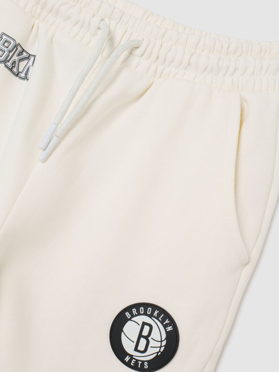 Jogger da bambino in misto cotone bianchi vestibilità over con logo Nets_2