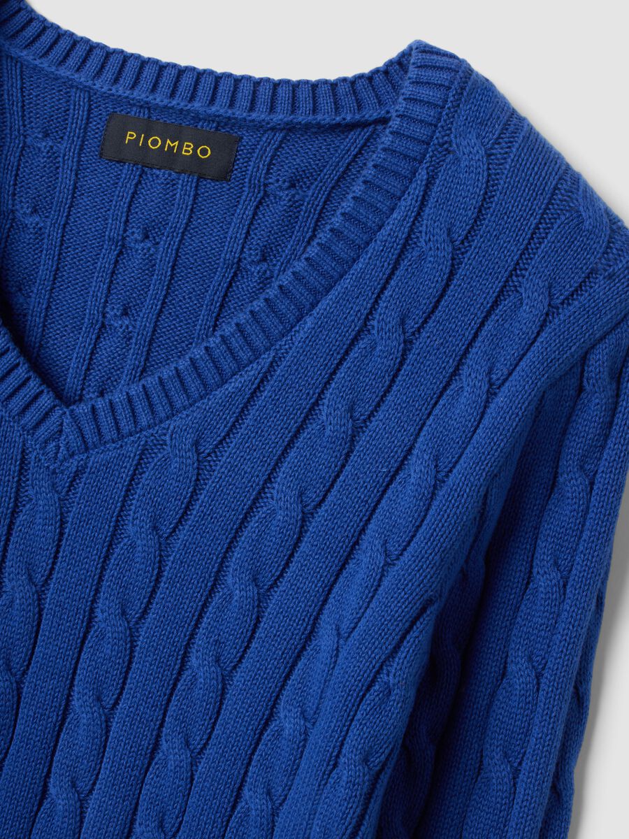 Maglia blu in puro cotone a trecce con scollo profondo a V_1