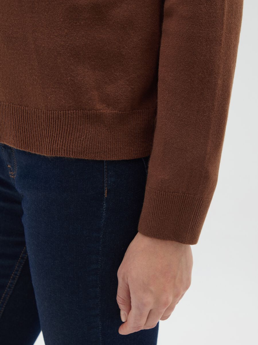 Brown Turtleneck Pullover_3