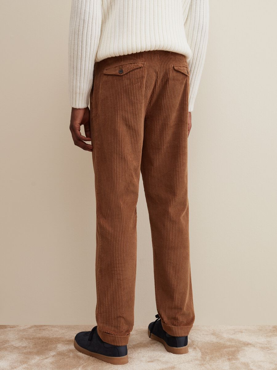 Pantaloni regular fit in corduroy con pinces_2