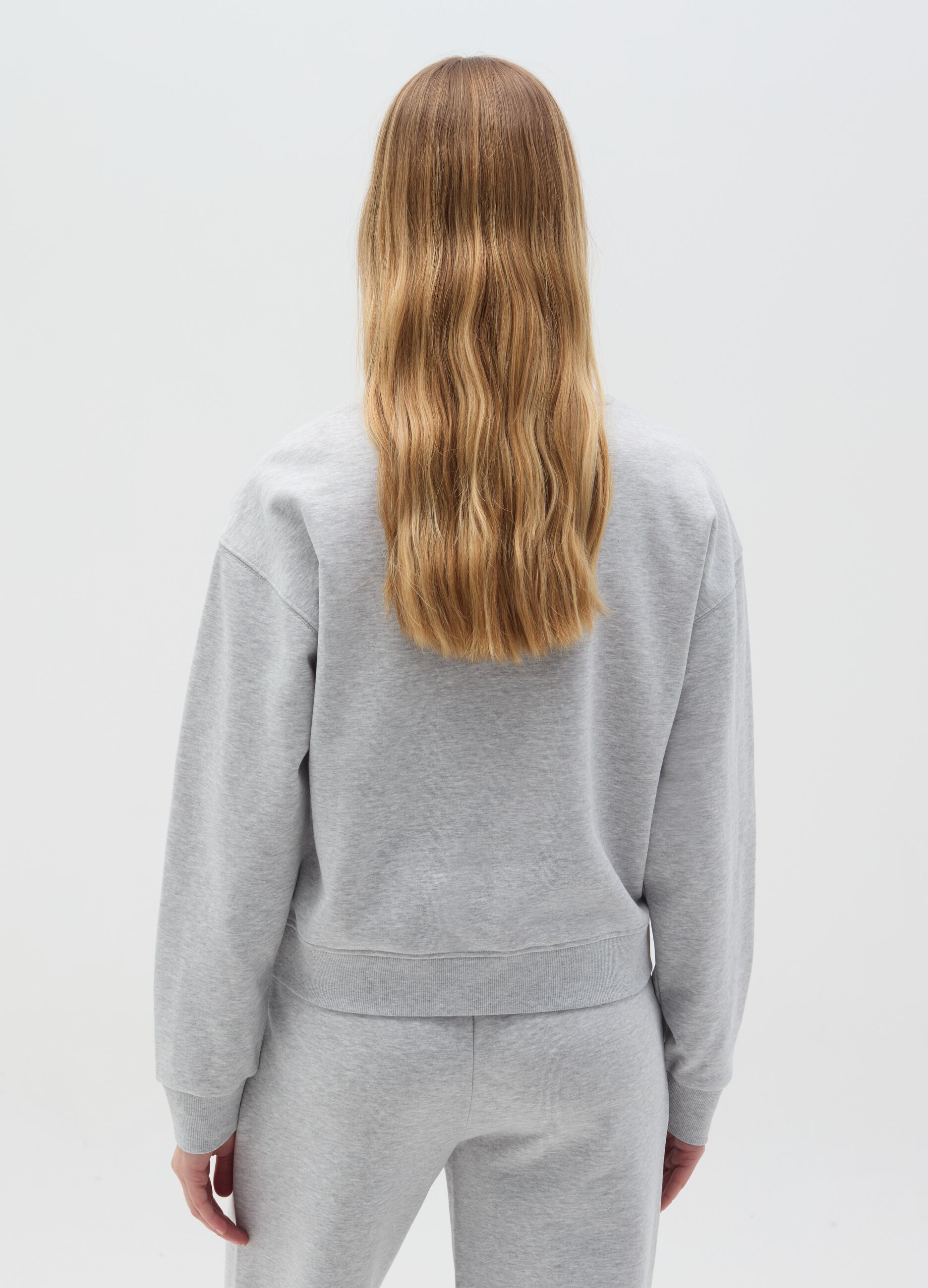 Essential sweatshirt with round neck