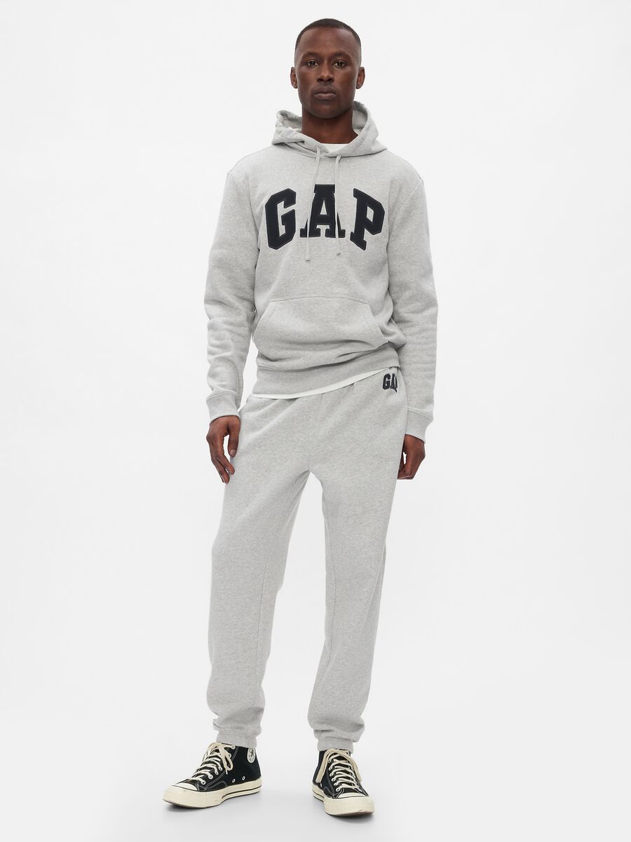 Pantaloni jogger grigio chiaro in misto cotone con logo GAP_0