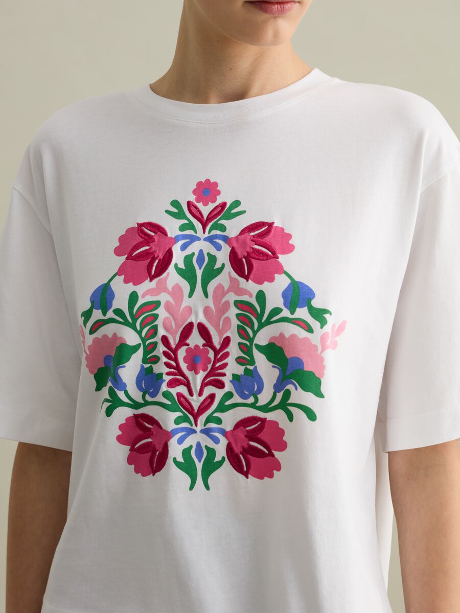 White boxy-fit T-shirt with floral embroidery_2