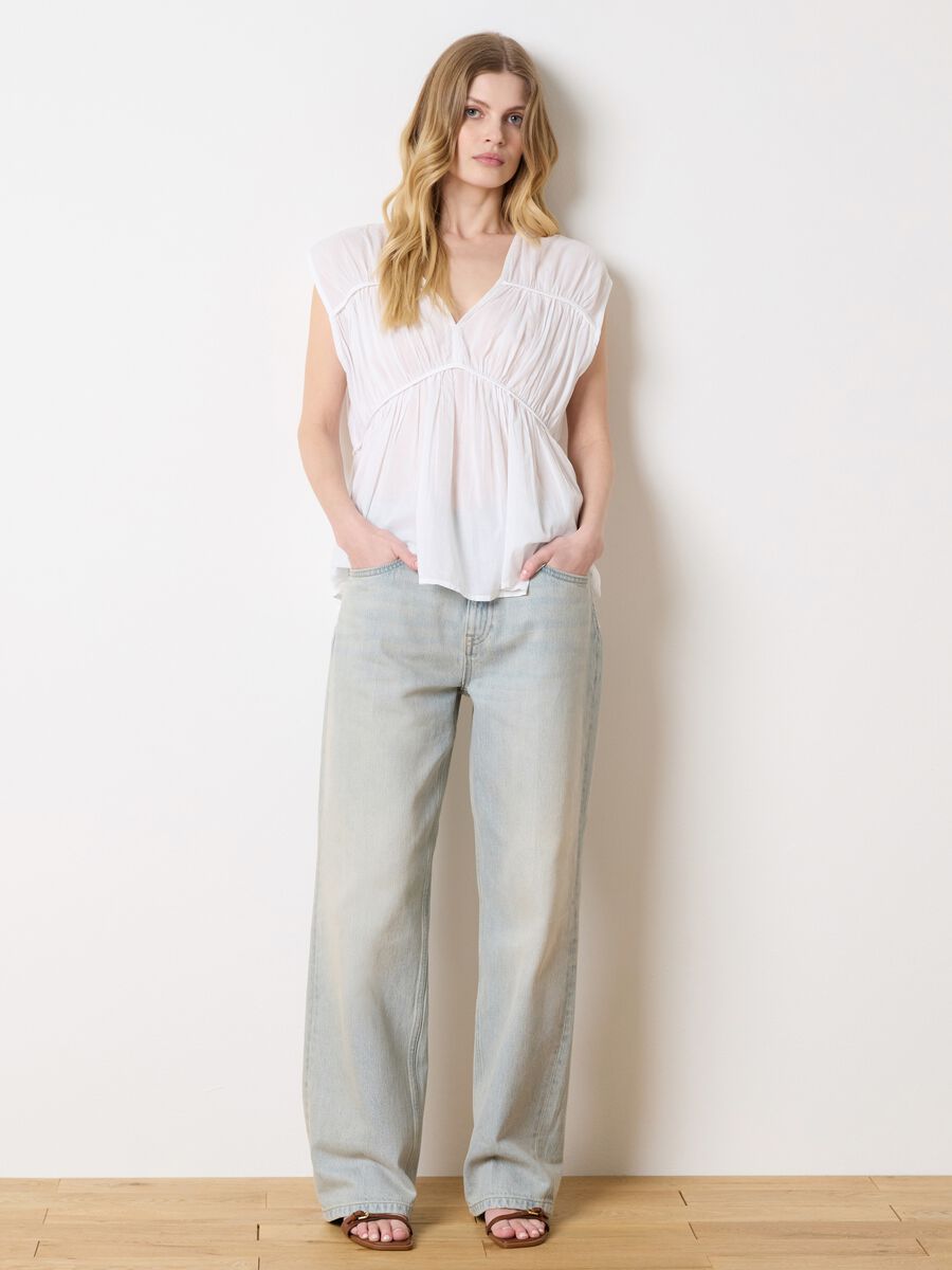 White sleeveless cotton blouse with gathering_2