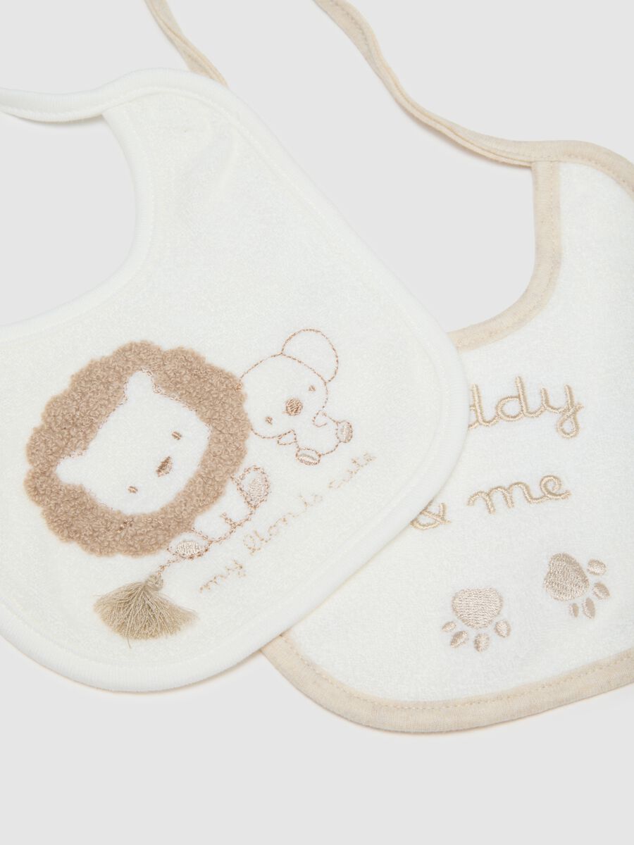 Set of two pack of multicolour cotton baby bibs with embroidery_1