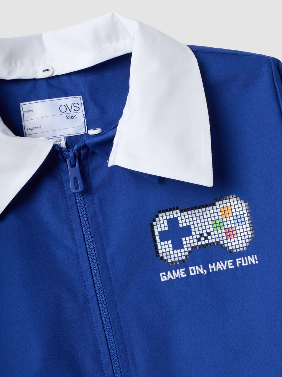Grembiule blu per la scuola con stampa gaming e collo bianco per bambino_2