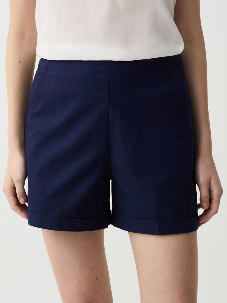Shorts in cotone stretch con risvolti_2