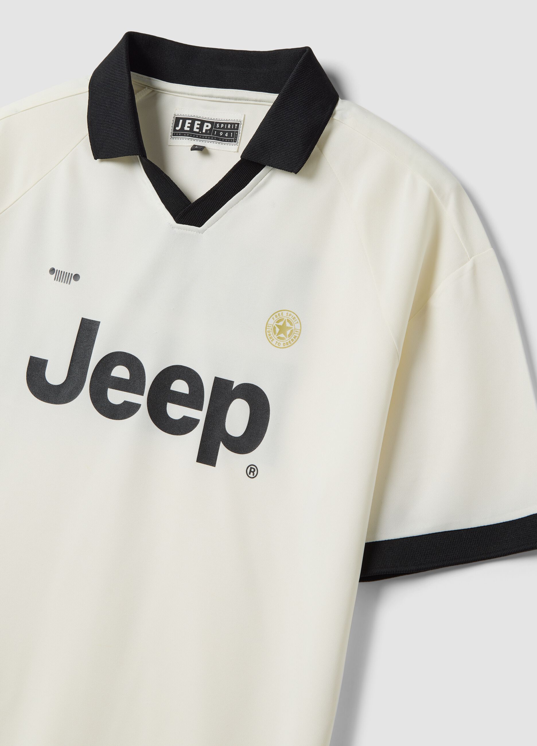 White regular-fit T-shirt with contrast collar and Jeep logo