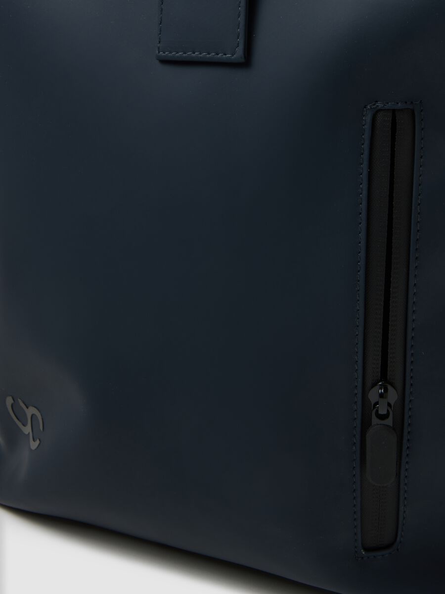 Zaino impermeabile blu con zip e tasca frontale_2