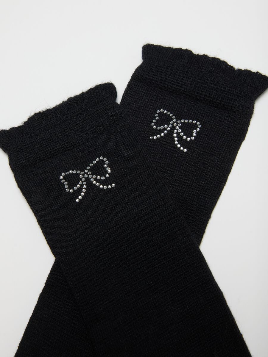Two-pack of long black and white socks with a bow_2
