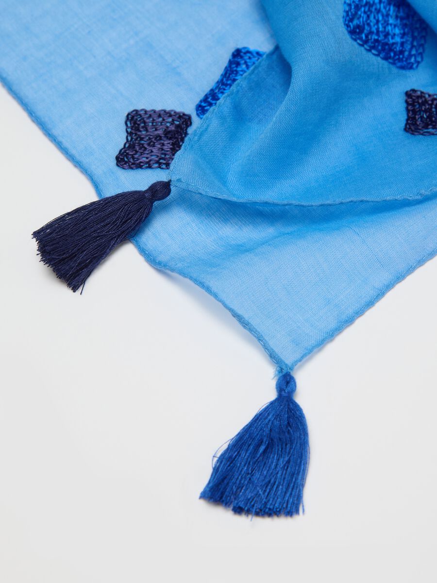 Sciarpa blu con ricami e nappine_2