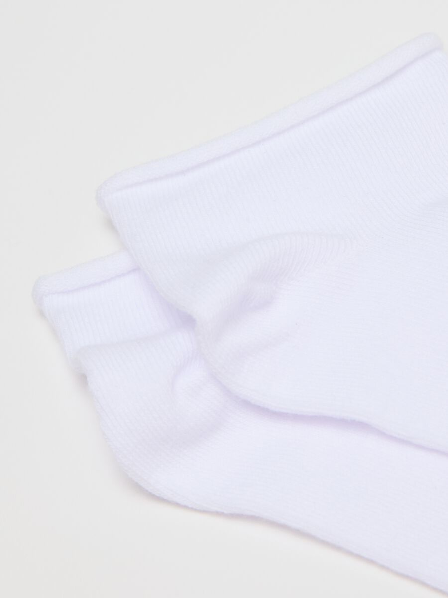 Three-pair pack white, grey and purple stretch shoe liners_1