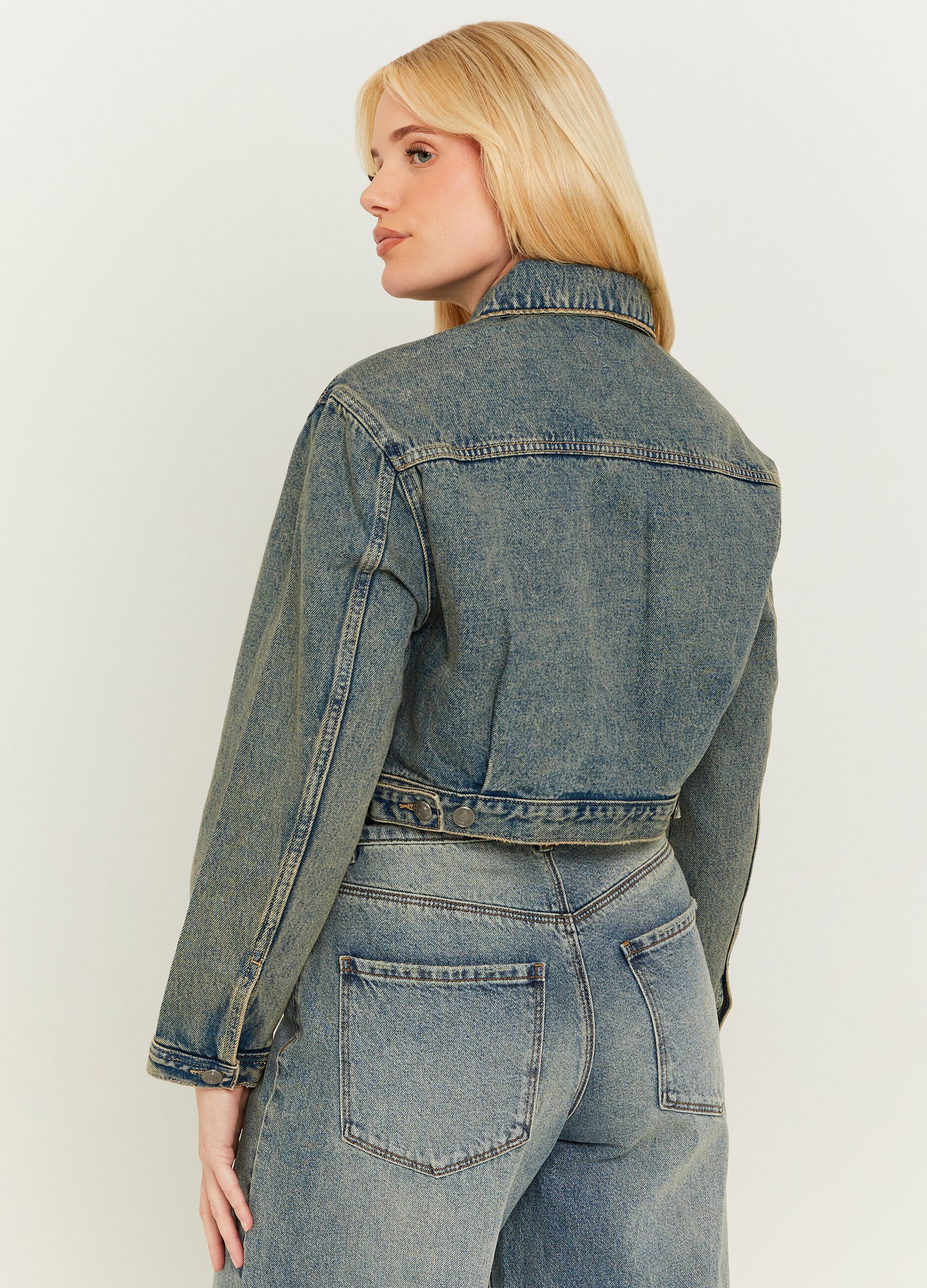 Crop jacket in acid wash denim