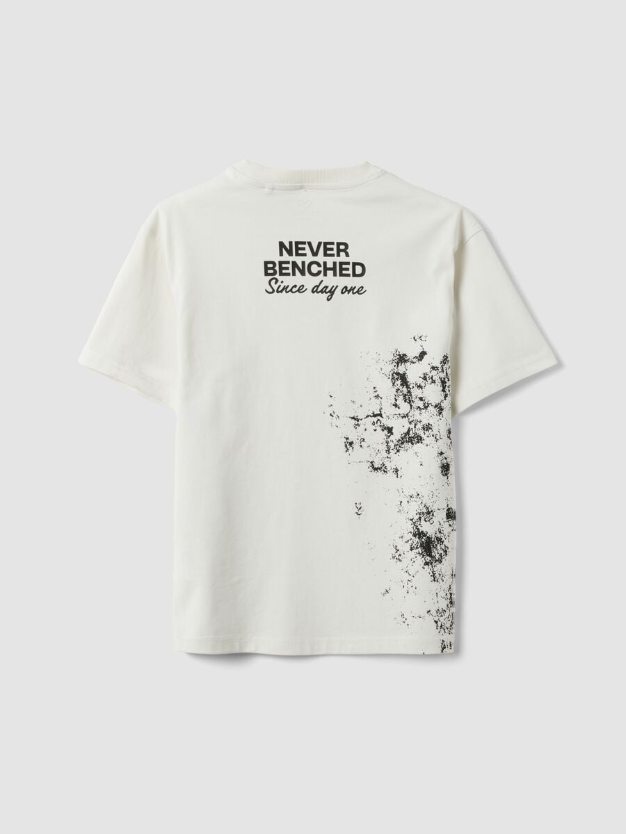 White oversized pure cotton T-shirt with "Never Benched" slogan for boys_1