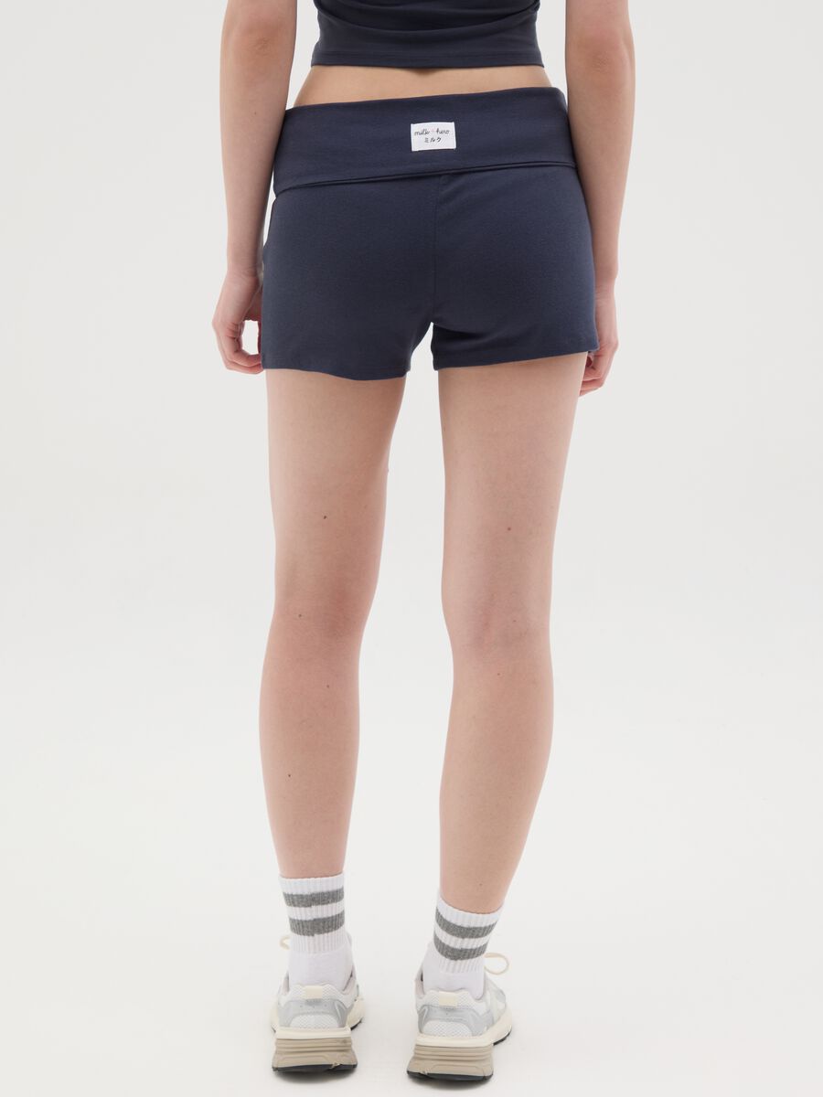 Pantaloncini da donna in puro cotone blu slim fit con risvolto_3