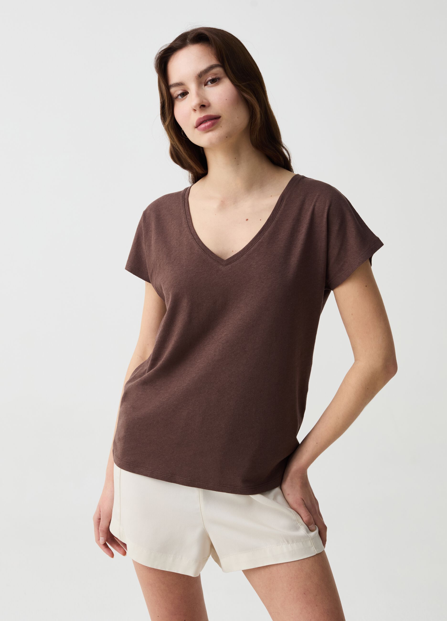 T-shirt in lino e cotone con scollo a V