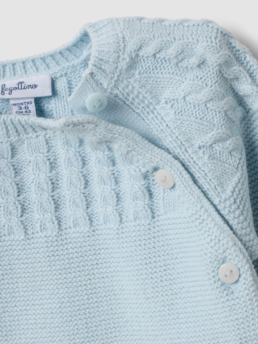 Cardigan azzurro in puro cotone organico lavorato a maglia per neonato_2