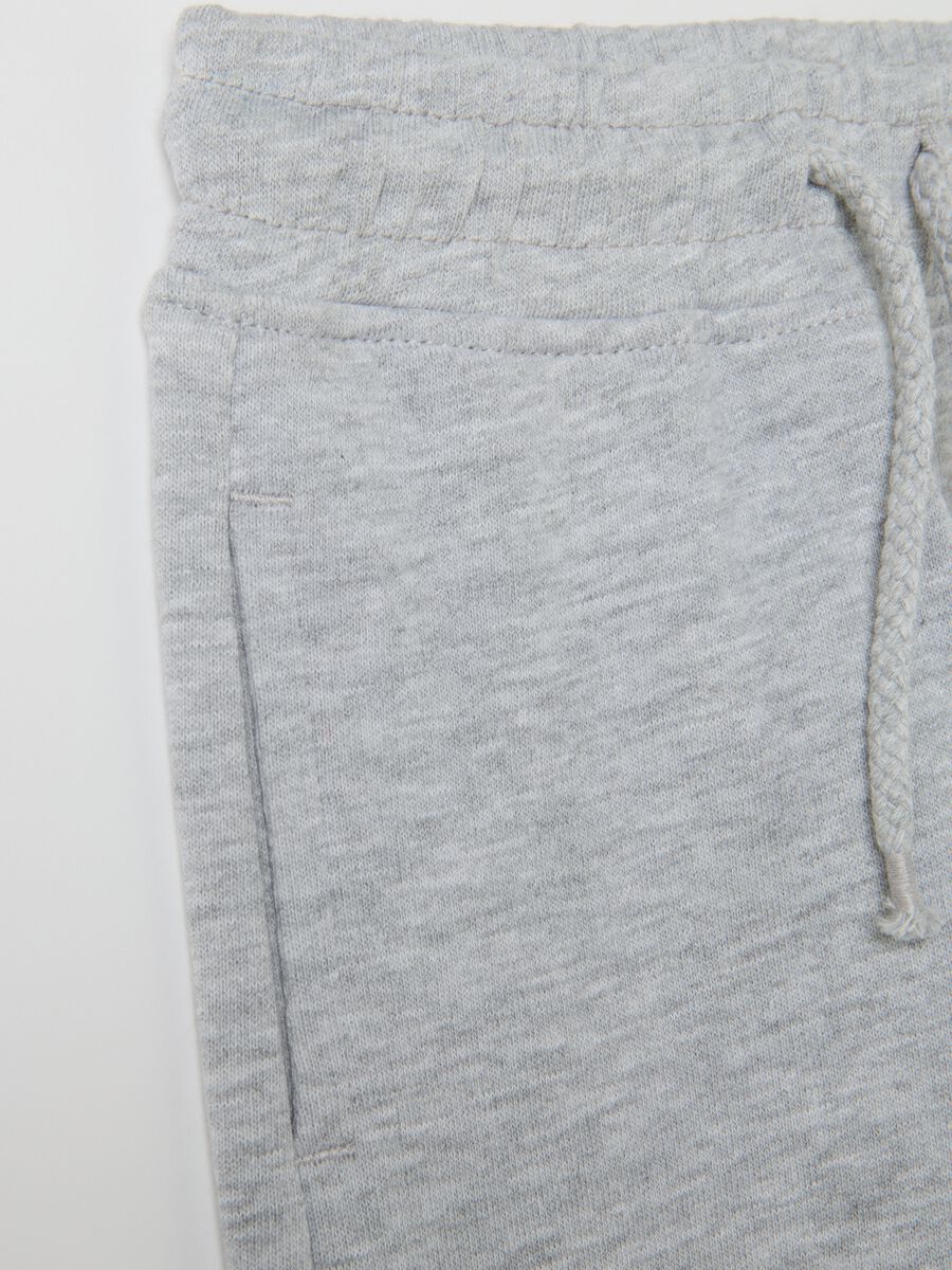 Grey regular fit pure cotton trousers for boys_3