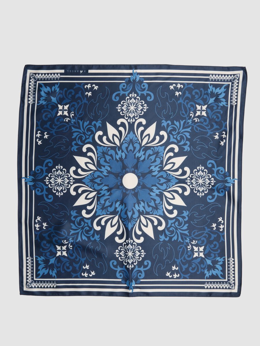 Foulard blu con stampa ornamentale_1
