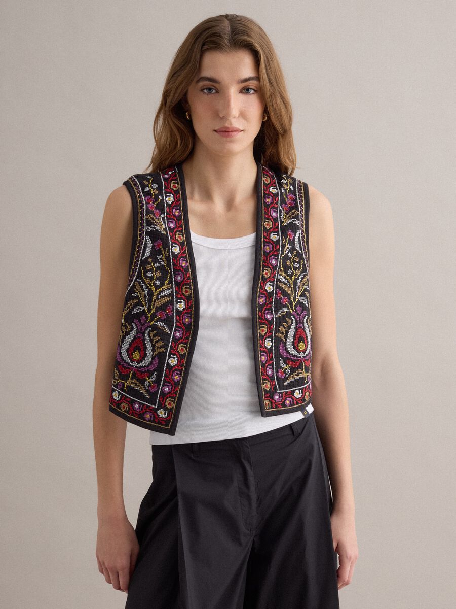 Black pure cotton gilet with embroidery_1