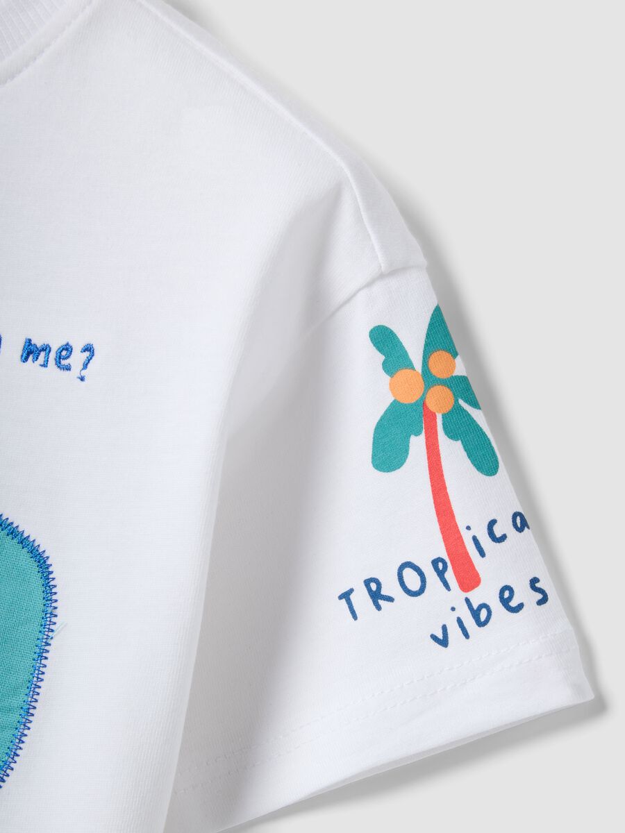 T-shirt bianca a maniche corte in puro cotone con stampa coccodrillo per bimbo over fit_2