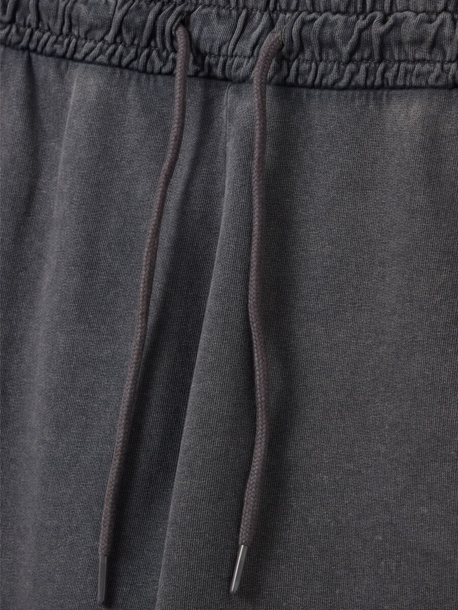 Grey sporty shorts with Miami Heat logo_5