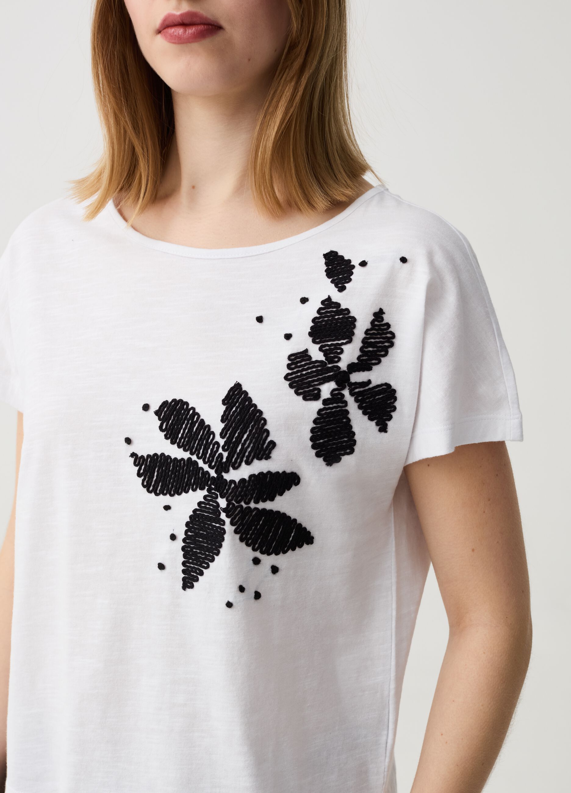 T-shirt in cotone con ricamo fiori