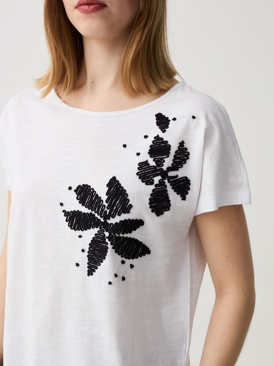 T-shirt in cotone con ricamo fiori_2