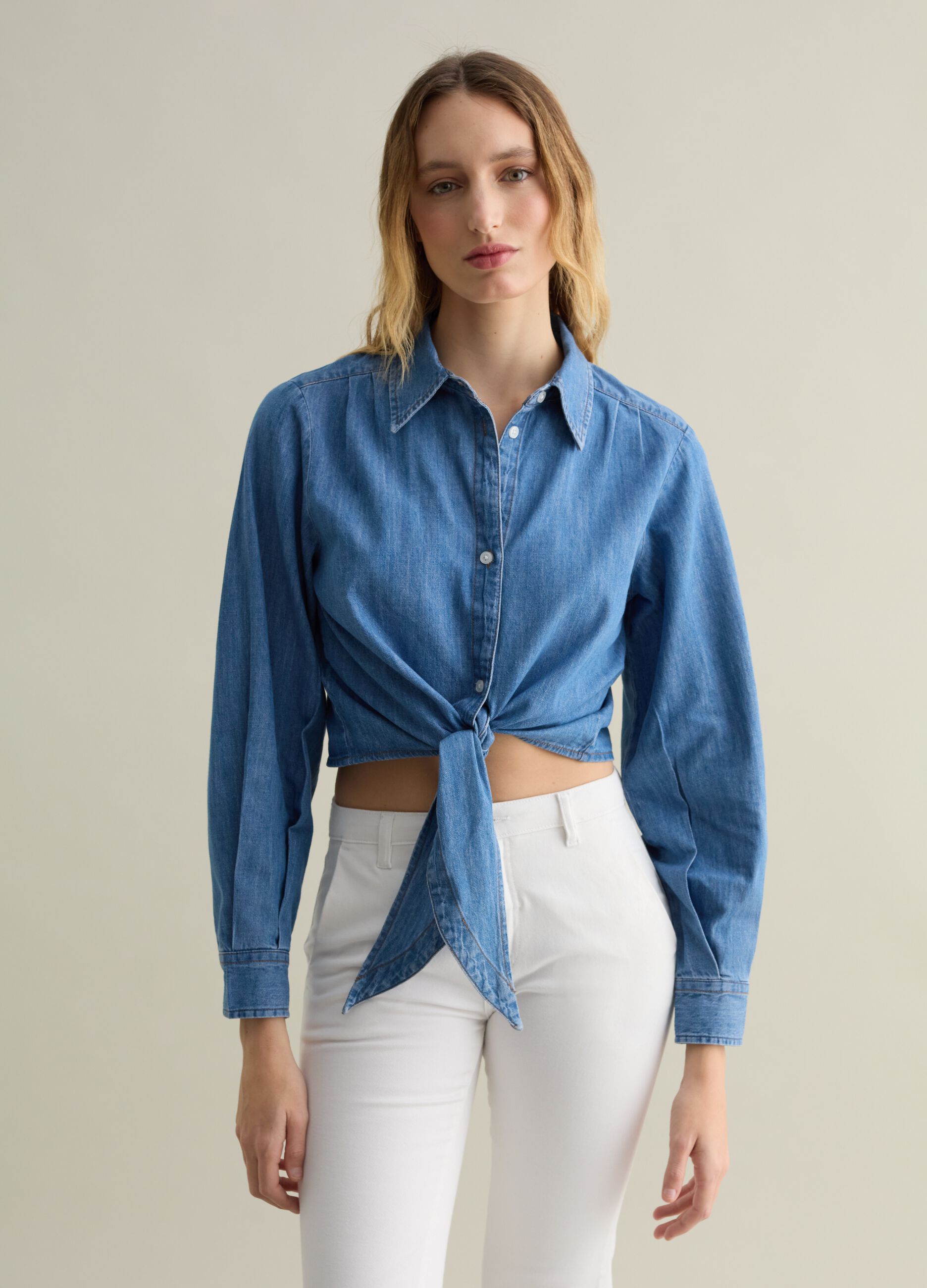 Camicia in denim blu con nodo