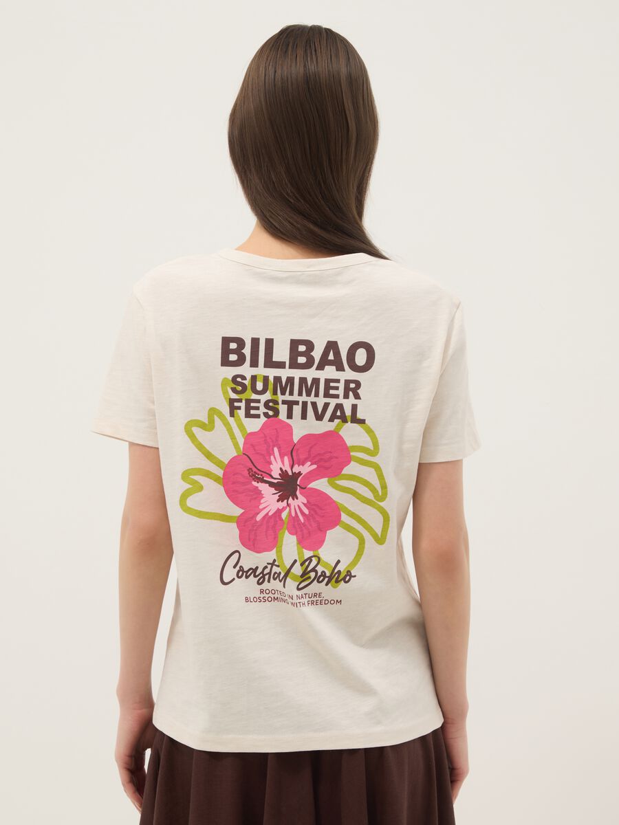 T-shirt beige in puro cotone relaxed fit con stampa floreale_3