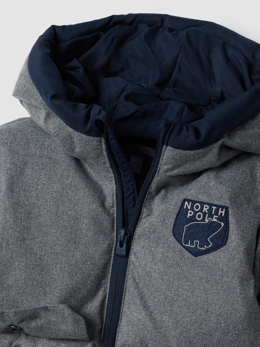 Long grey padded jacket with hood and zip_3
