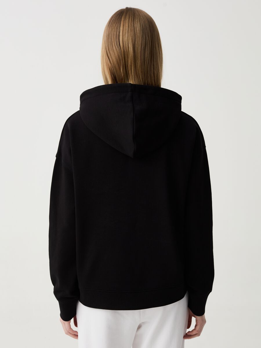 Essential sweatshirt with hood and print_2