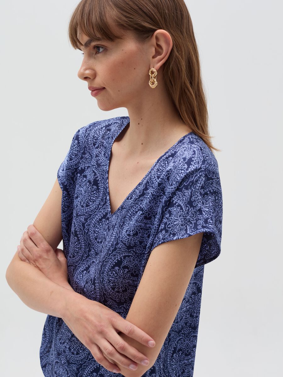 Blusa in satin con scollo a V_1