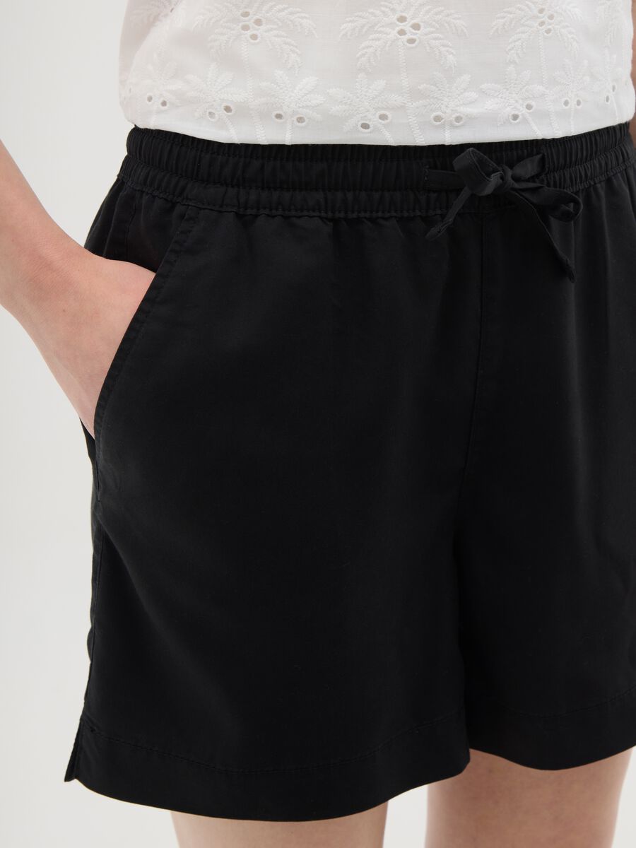 Shorts da donna in lyocell nero regular fit_2
