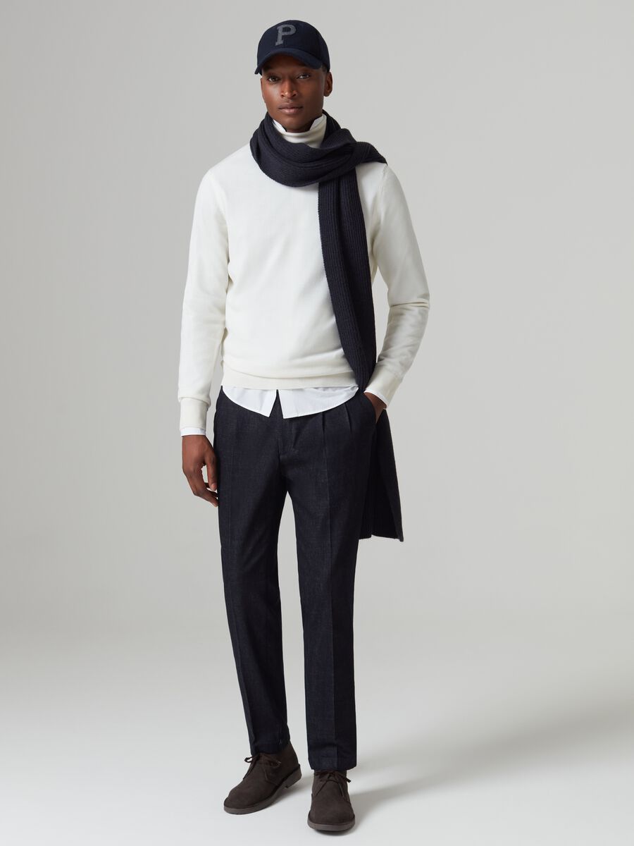Pantaloni chino in denim con pinces_0