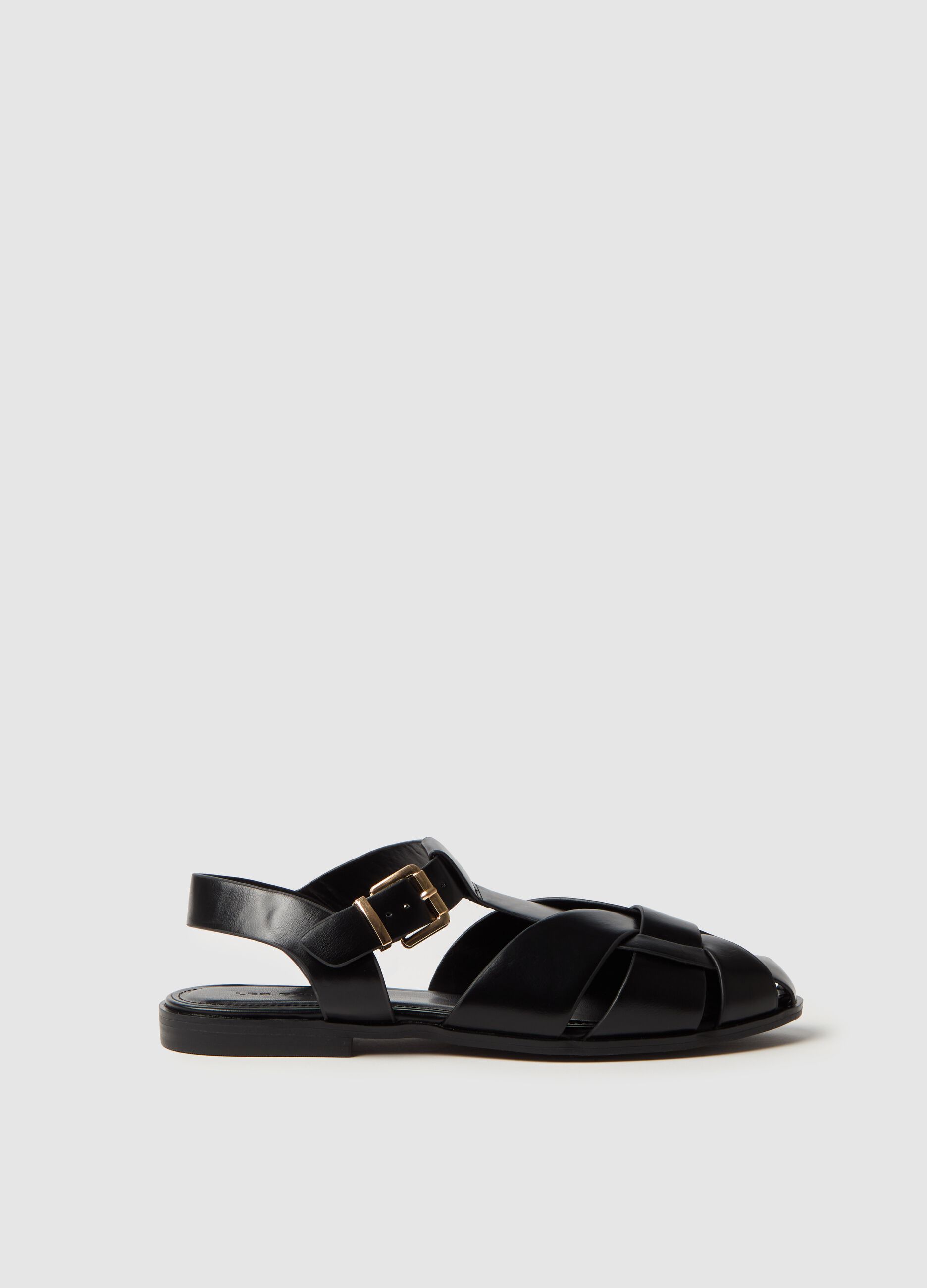 Flat sandals with round toe