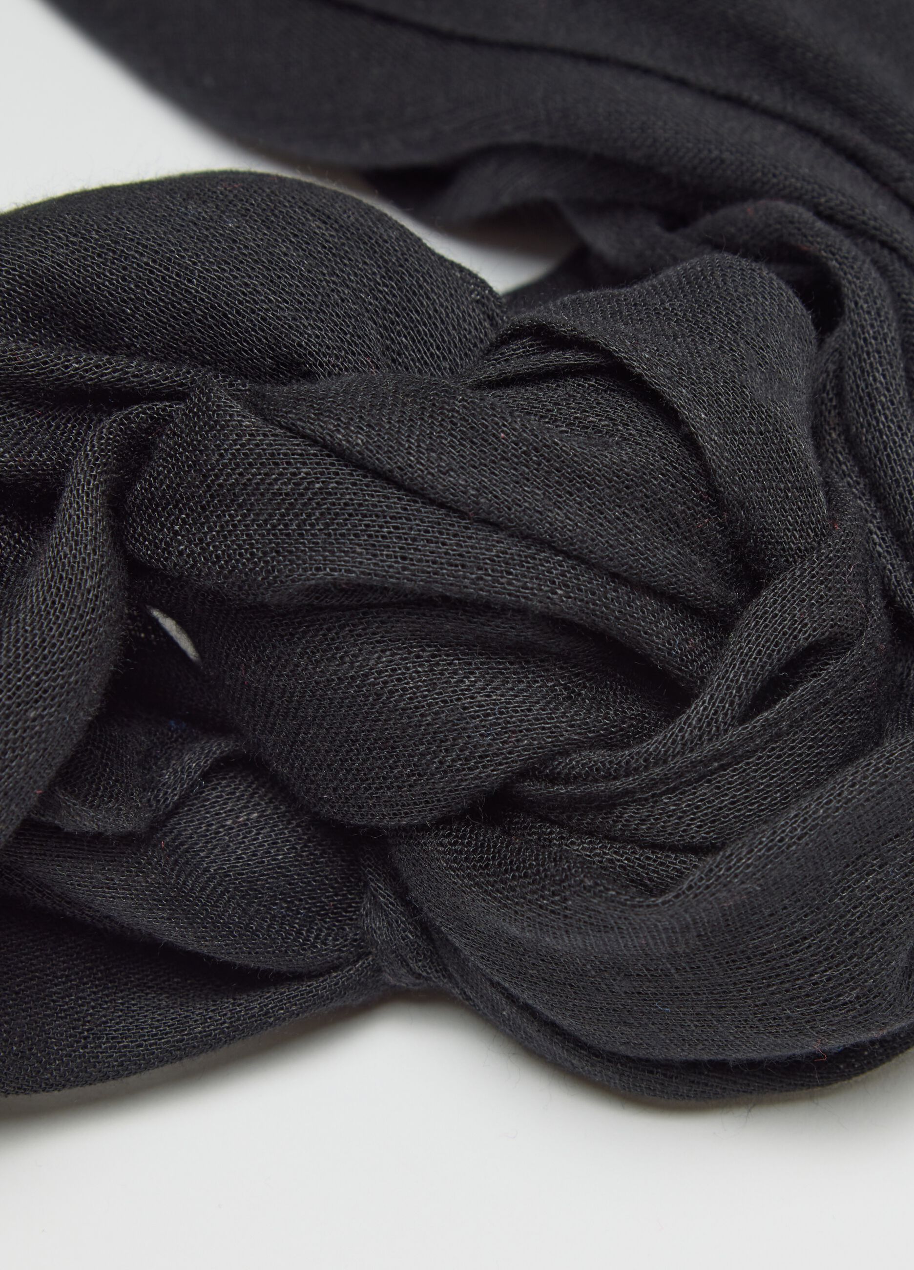 Sciarpa nera con nappine
