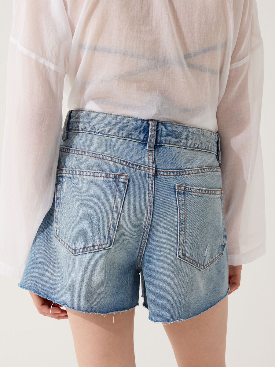 Shorts in denim con abrasioni_2