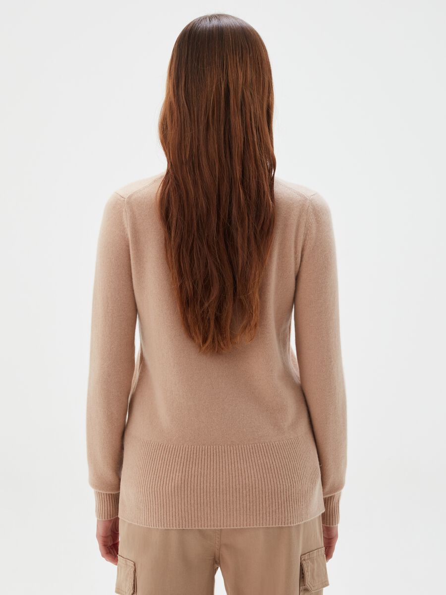 Dolcevita in cashmere con spacchi_2