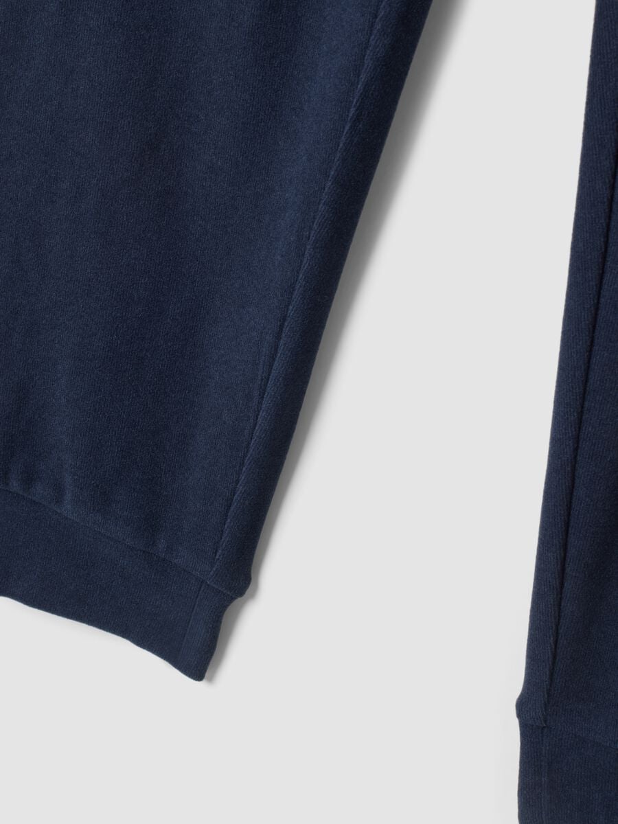Pigiama lungo blu in tessuto elasticizzato con girocollo_2