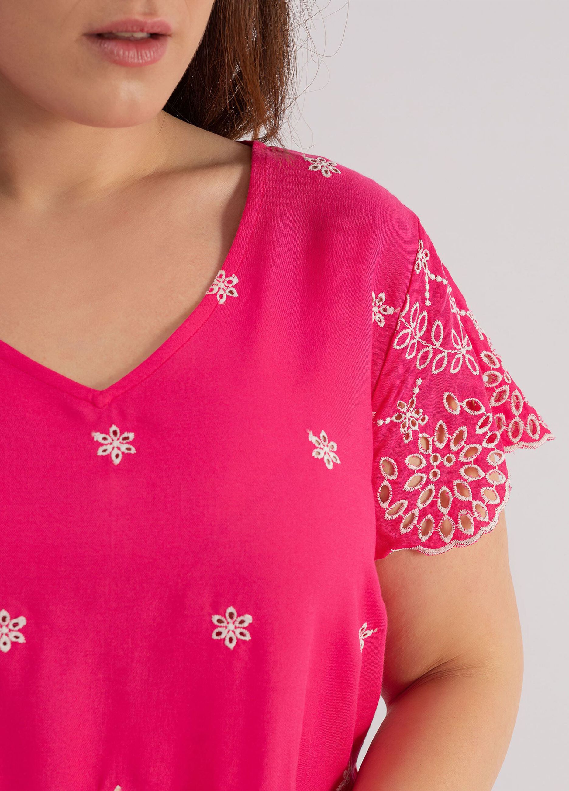 T-shirt con decorazioni in sangallo Curvy