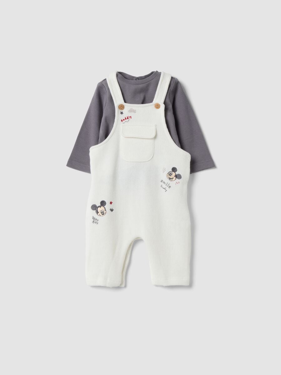 Completo bianco in puro cotone con salopette e maglia a tema Mickey Mouse_0